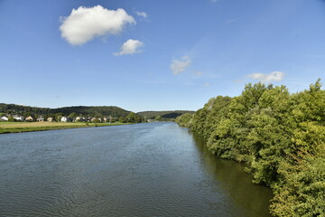 La Meuse sous un ciel bleu vue depuis le pont du chemin de fer à Houx (Yvoir)