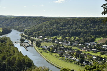 Naklejka premium La vallée de la Meuse vue depuis les ruines du château-fort de Poilvache à Houx (Yvoir)