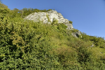 Imposante parois de roche calcaire au dessus du village de Houx à Yvoir (Dinant) 