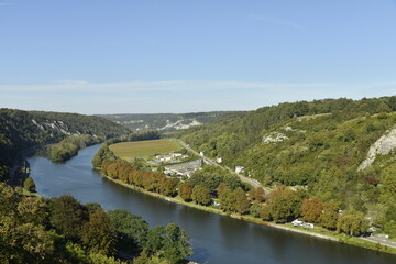 Fototapeta premium La vallée de la Meuse vue depuis les ruines du château-fort de Crèvecoeur à Bouvignies-sur-Meuse (Dinant) 