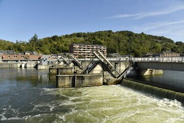 Naklejka premium L'un des barrages-écluse sur la Meuse à Dinant (Namur)