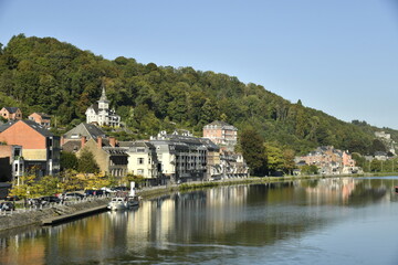 Fototapeta premium Vue de la ville de Dinant le long de la Meuse depuis le pont 