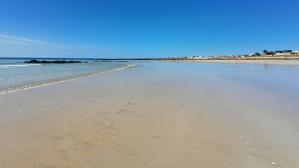 Obraz premium A Serene and Beautiful Beach View on a Clear and Sunny Day, Perfect for Relaxation