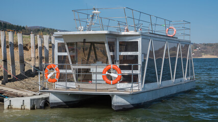 katamaran zacumowany przy brzegu jeziora © Mariusz Sowula