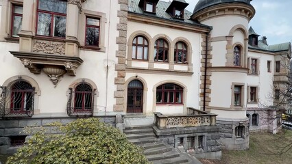 Fototapeta premium Discover this stunning historic mansion showcasing extraordinary architectural elegance and charm
