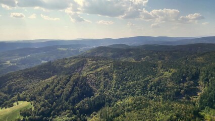 Obraz premium Stunning Scenic Aerial View of a Lush Mountain Landscape Beneath Bright and Clear Skies