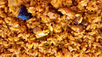 Obraz premium Enjoy a Delicious and Aromatic Jollof Rice Dish complemented with Chicken and Fresh Vegetables