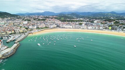 Fototapeta premium An Aerial View of a Beautiful Beach featuring Boats and a Cityscape in the Background