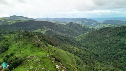 Naklejka premium A Stunning Verde Mountainscape Offering a Breathtaking View Overlooking the Vast Ocean