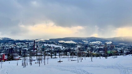 Obraz premium A winter landscape with a snowcovered town among mountains, perfect for outdoor activities