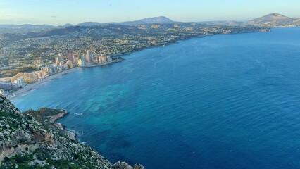 Fototapeta premium Magnificent Coastal View Featuring Stunning Crystal Clear Waters and Breathtaking Landscapes