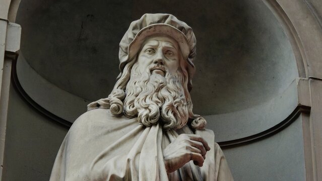 Florence, Italy - 3 January 2025. Marble statue of Leonardo da Vinci, sculpted by Luigi Pampaloni in 1839, located in an exterior niche at the Piazzale degli Uffizi.