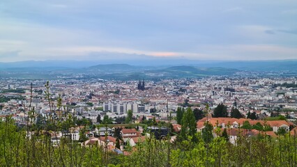 Fototapeta premium Vue panoramique de Clermont-Ferrand depuis le point de vue de la Pierre Carrée