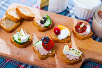 Delicious settee-bed with brie cheese, paste and vegetables