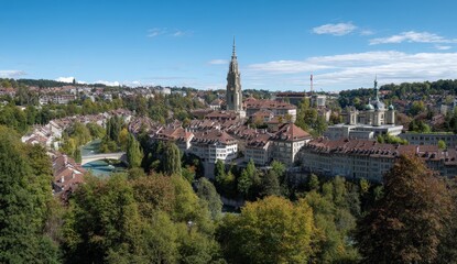 Obraz premium Scenic view of Bern with historic architecture and lush greenery.