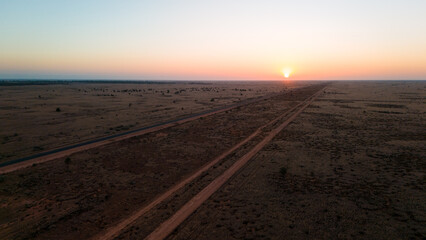 Naklejka premium Railroad tracks in the sunset