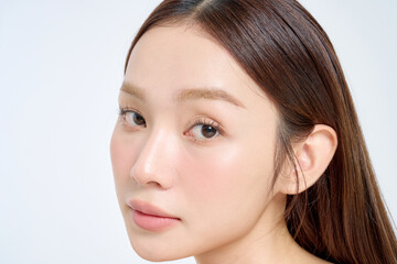 Fototapeta premium 白背景で撮影をした美しい女性のナチュラルなビューティーイメージ
