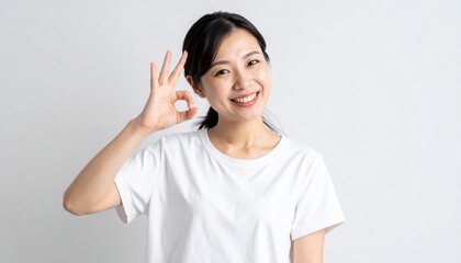 オーケーサインをする日本人女性の笑顔ポートレート｜明るく元気・ポジティブな表情