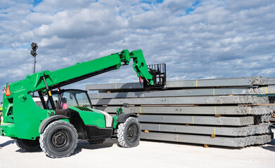 Miami, Florida, USA - November 16, 2024: Machine equipment. Heavy equipment boom lifting machinery. Sunbelt Rentals Genia Z62-40. Telescopic Boom Lift at site. Sunbelt Rentals boom lift outdoor © be free