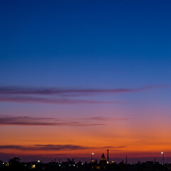 Fototapeta premium Vibrant Sunset over City Skyline