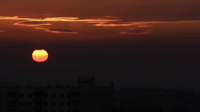 Wsch&oacute;d słońca nad polskim Bałtykiem w miejscowości Gdyni. Wsch&oacute;d słońca ponad blokami .