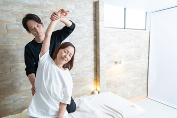 女性の腕を伸ばす男性