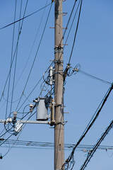 電柱の上の柱上トランスと電線
