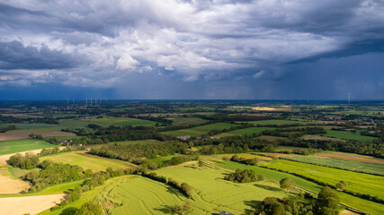 Fototapeta premium Orages et ciel menaçant sur la campagne en Bretagne 