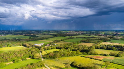 Orages et ciel menaçant sur la campagne en Bretagne	