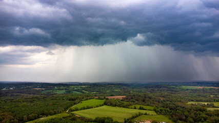 Fototapeta premium Orages et ciel menaçant sur la campagne en Bretagne 