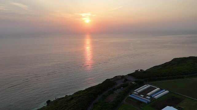宮古島の東側に位置する比嘉ロードパークは、朝日の絶景スポット。
旅のプロモーションやVLOG映像にもぴったりな、クリーンで印象的な空撮素材です。