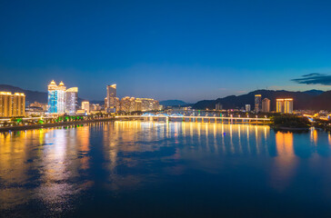 Naklejka premium Urban environment of the Second Fuchun River Bridge, Tonglu County, Hangzhou City, China