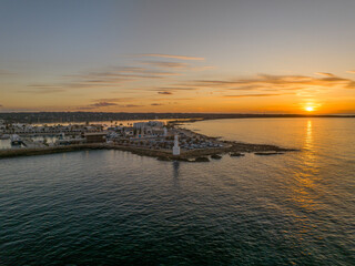 Faro de la Savina en el puerto de Formentera al atardecer, Islas Baleares.