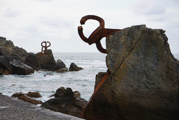 Fototapeta premium Rusty monument in the sea
