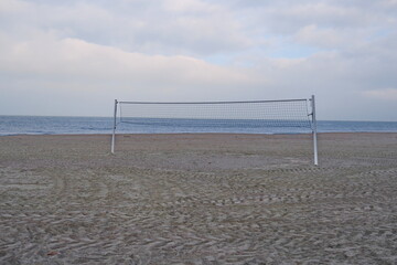 Filet de beach-volley sur la plage déserte.