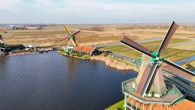 Magnifique vue a&eacute;rienne sur le vilage de Zaanse Schans et ses Moulins &agrave; vent au Pays-Bas, proche de Amsterdam