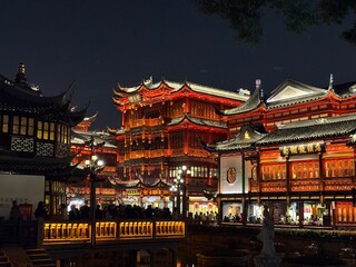 Naklejka premium Yuyuan, a famous Chinese temple at night