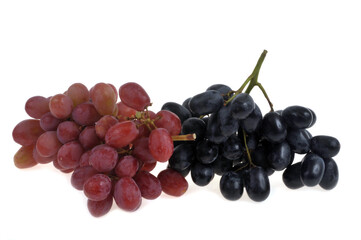 Grappe de raisin rouge et grappe de raisin noir en gros plan sur fond blanc.