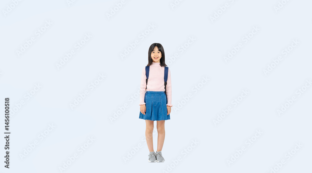 Aufkleber 笑顔でリュックを背負う小学生の女の子の全身写真（切り抜き背景透過pngも販売しております。↓作成者リンクから「png」で検索してください）