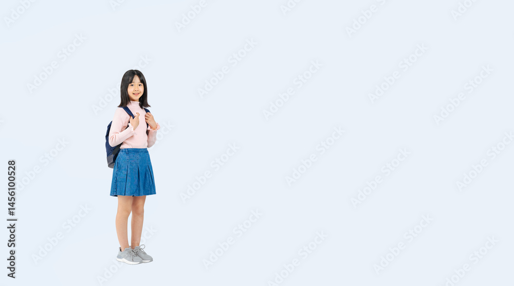 Aufkleber 笑顔でリュックを背負う小学生の女の子の全身写真（切り抜き背景透過pngも販売しております。↓作成者リンクから「png」で検索してください）