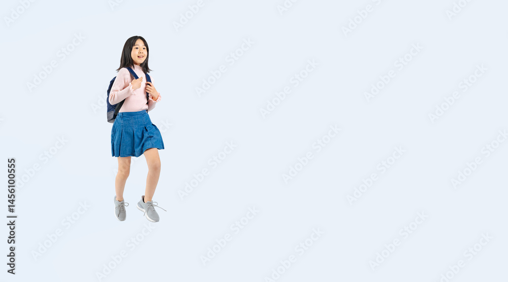 Aufkleber リュックを背負ってジャンプする小学生の女の子の全身写真（切り抜き背景透過pngも販売しております。↓作成者リンクから「png」で検索してください）