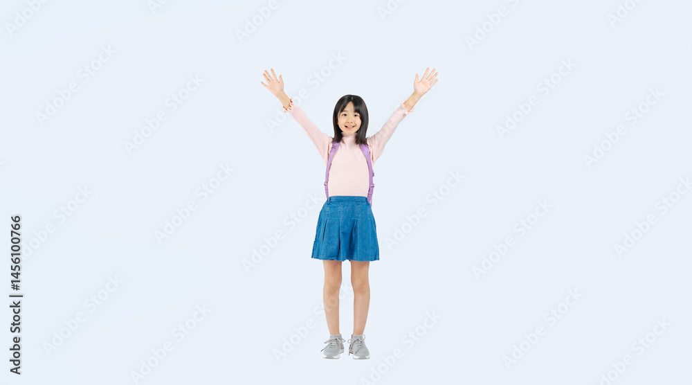 Aufkleber バンザイするランドセルを背負った小学生の女の子の全身写真（切り抜き背景透過pngも販売しております。↓作成者リンクから「png」で検索してください）