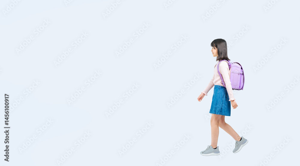 Aufkleber 横向きに歩くランドセルを背負った小学生の女の子の全身写真（切り抜き背景透過pngも販売しております。↓作成者リンクから「png」で検索してください）