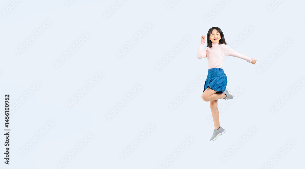 Aufkleber 元気にジャンプする女の子の全身写真（切り抜き背景透過pngも販売しております。↓作成者リンクから「png」で検索してください）