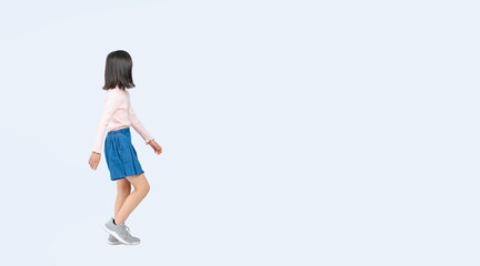 横向きに歩く女の子の全身写真（切り抜き背景透過PNGも販売しております。↓作成者リンクから「PNG」で検索してください）