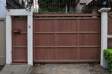 Entrance to the the driveway of an urban house