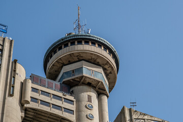 Genex-Turm in Belgrad, brutalistische Architektur unter blauem Himmel
