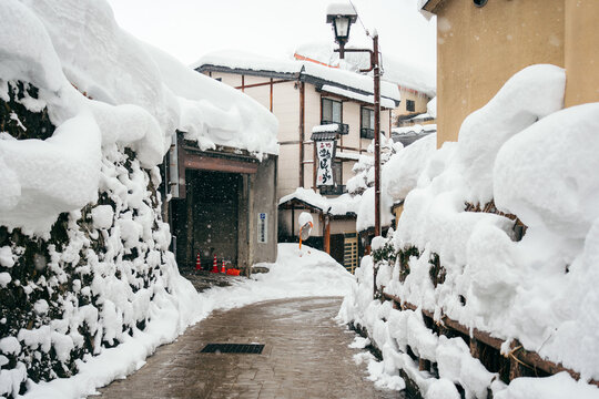 【長野県】雪が降る野沢温泉街の風景