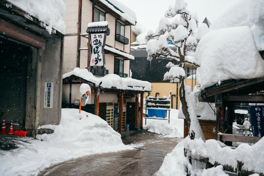 【長野県】雪が降る野沢温泉街の風景