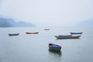 Obraz premium Many traditional boats are docking at Phewa Lake or Phewa Tal in the morning.